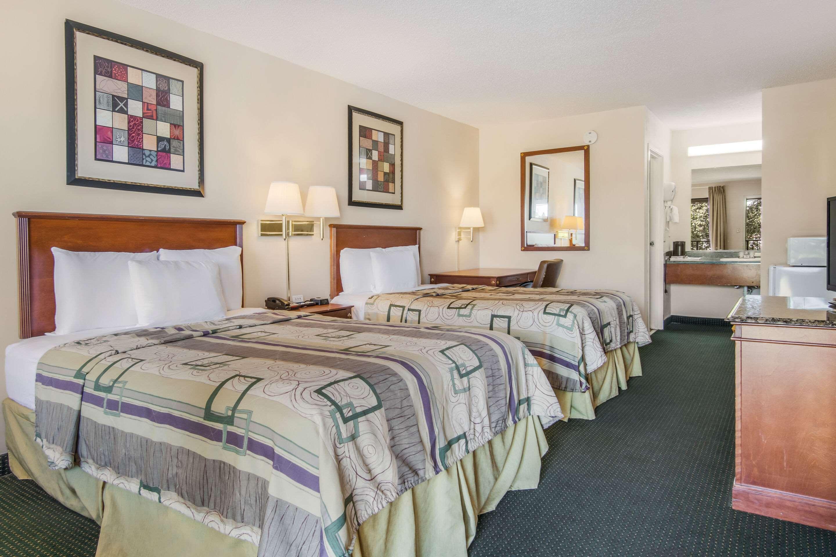 Rodeway Inn & Suites Dublin Exterior photo
