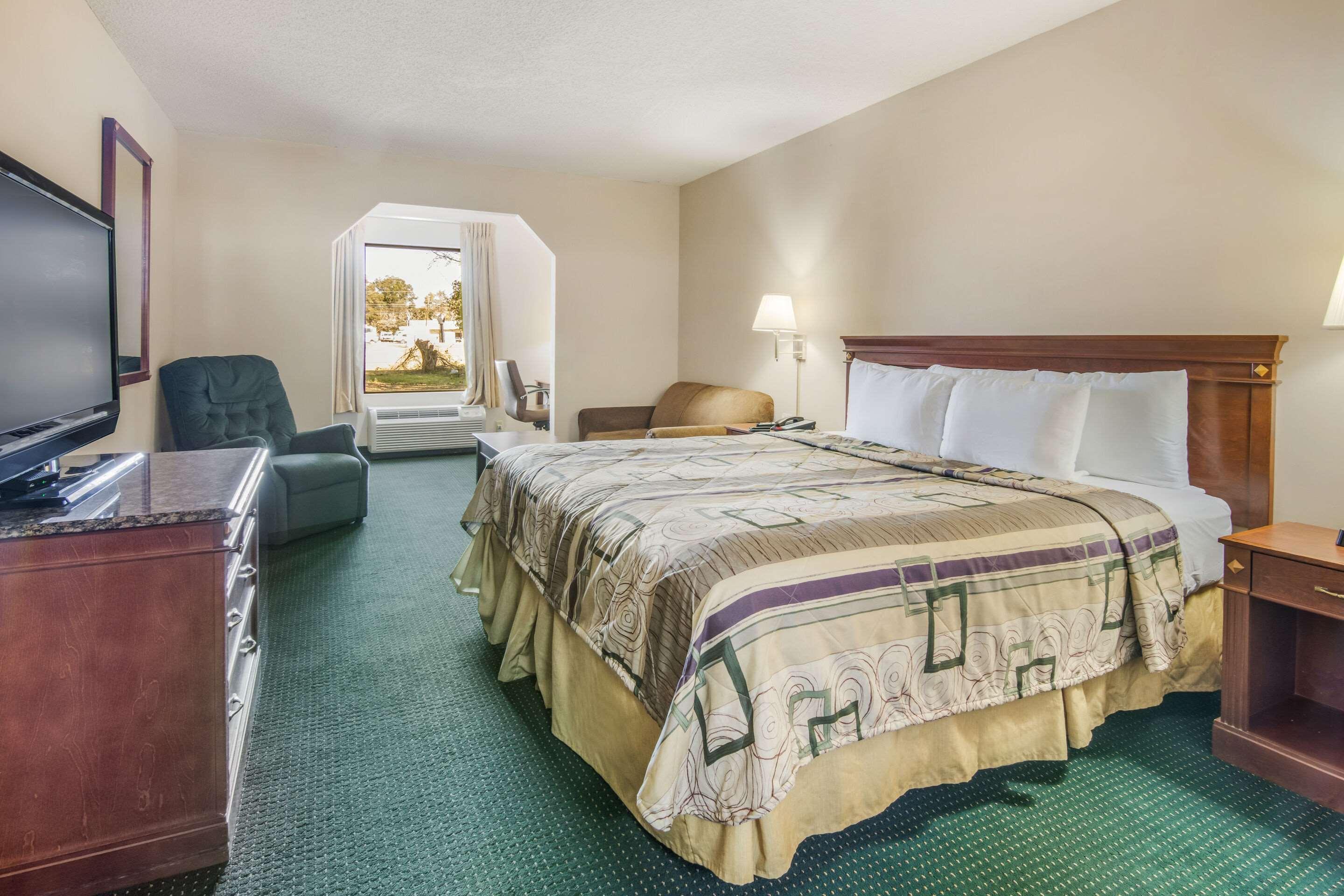 Rodeway Inn & Suites Dublin Exterior photo