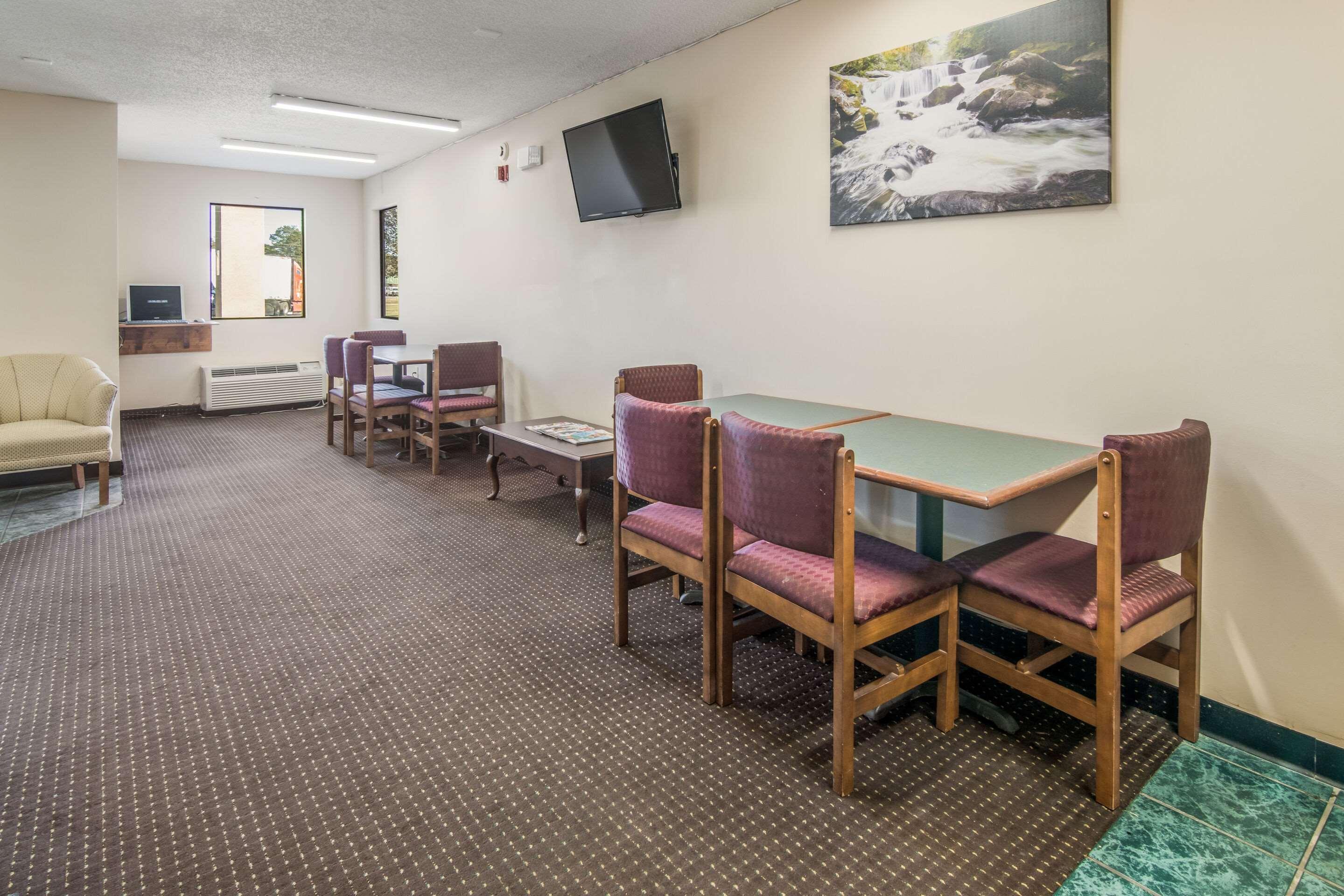 Rodeway Inn & Suites Dublin Exterior photo