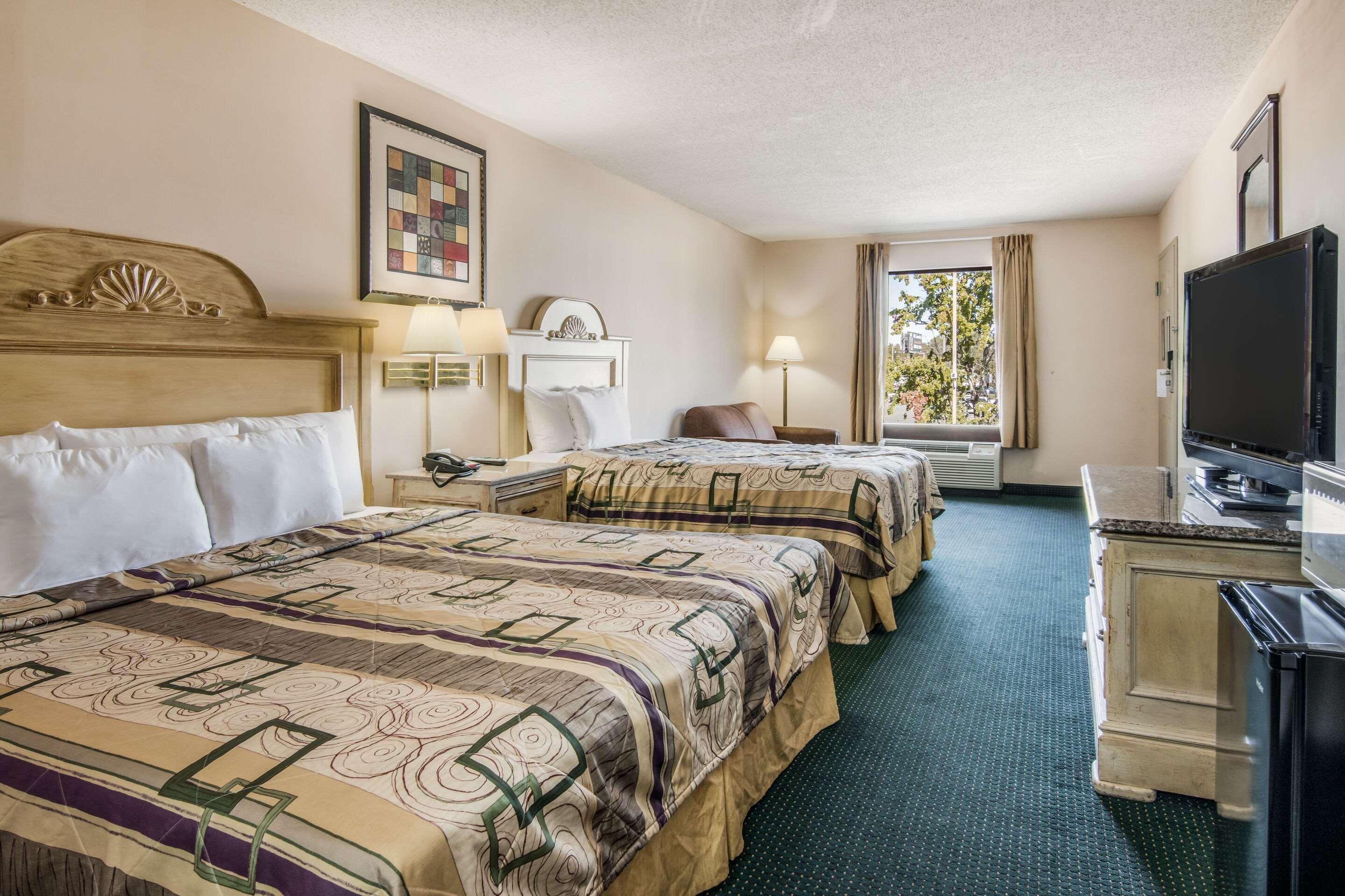 Rodeway Inn & Suites Dublin Exterior photo