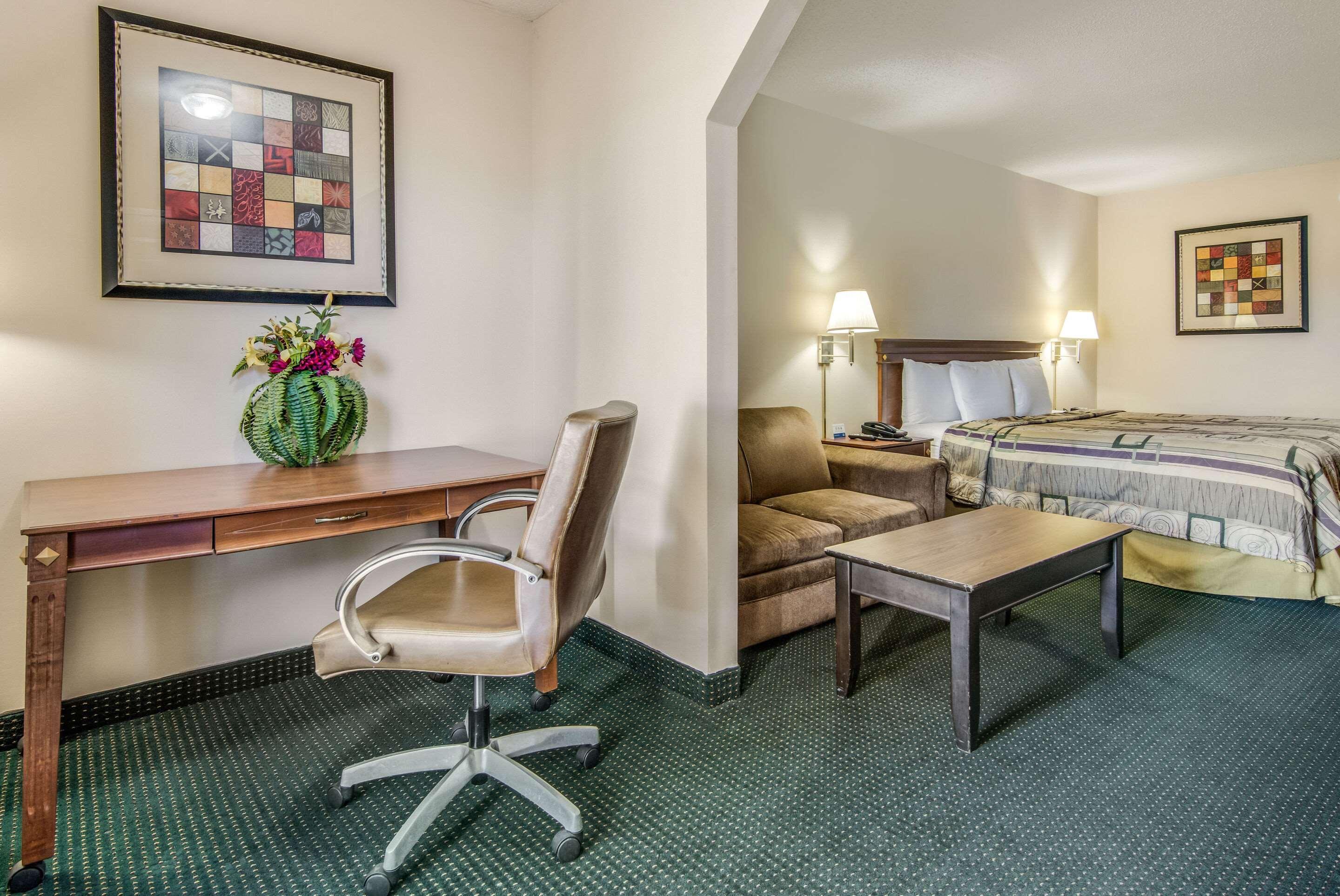 Rodeway Inn & Suites Dublin Exterior photo