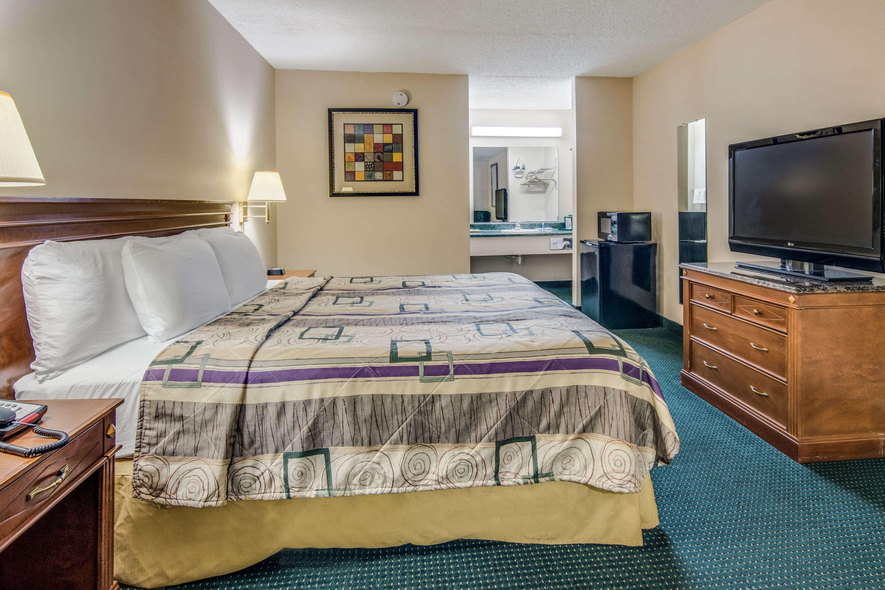 Rodeway Inn & Suites Dublin Exterior photo