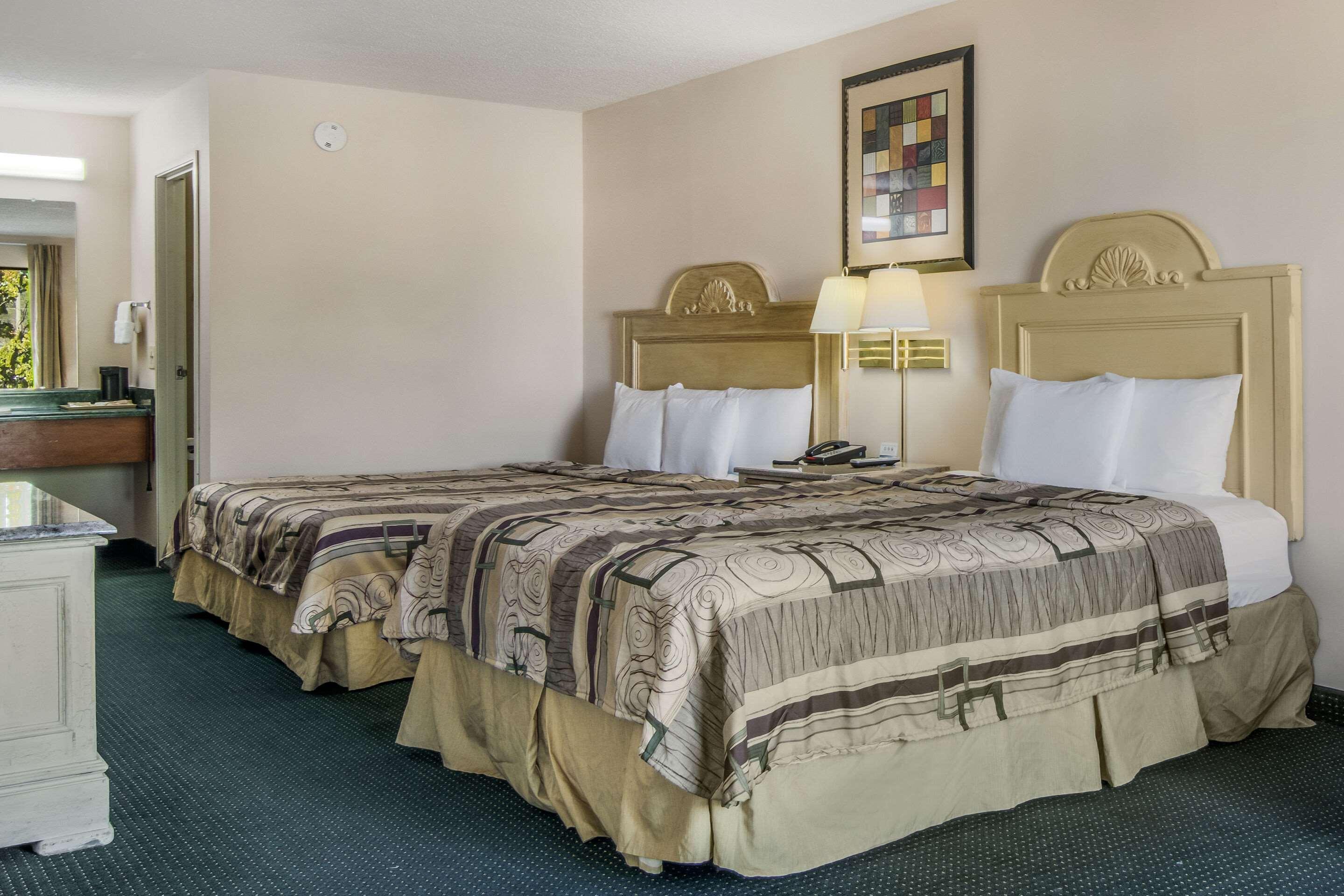 Rodeway Inn & Suites Dublin Exterior photo